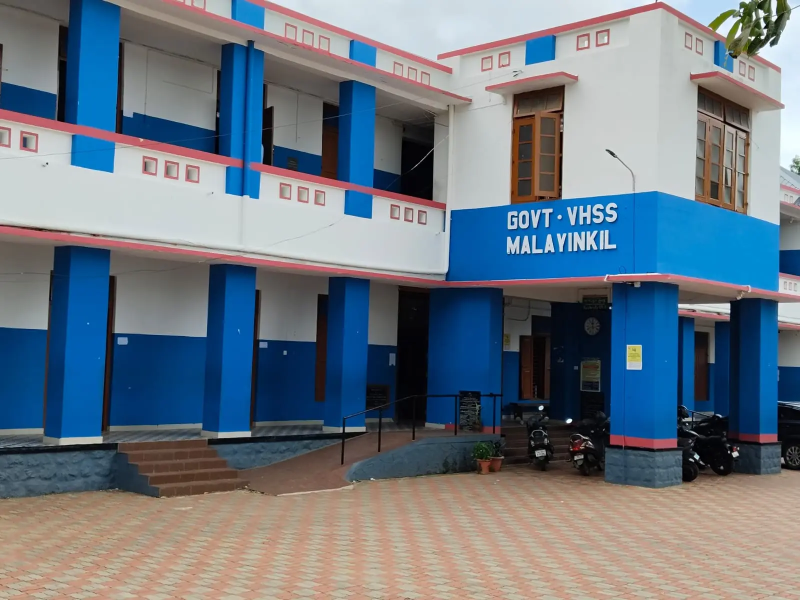 Main building of Govt. VHSS Malayinkil